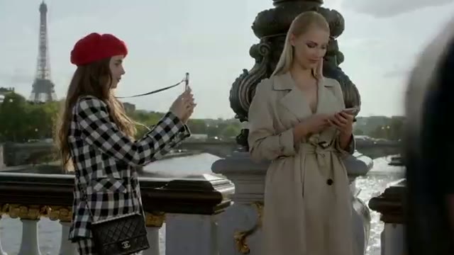 Эмили в Париже: Секси или сексизм